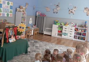 Dzieci w skupieniu oglądaja przedstaiwnie 'Zwierzęta na wakacjach"