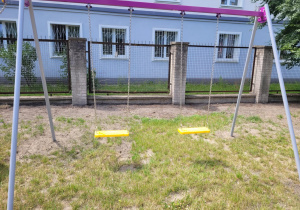 Dwie huśtawki krzesełkowe
