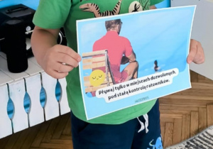 Chłopiec pokazuje ilustrację ratownika