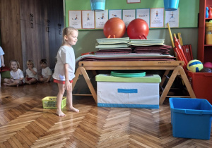 Dziewczynka rzuca do wyznaczonego celu