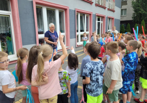 Pani dyrektor wita dzieci na otwarciu placu zabaw