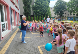 Pani dyrektor przemawia do dzieci
