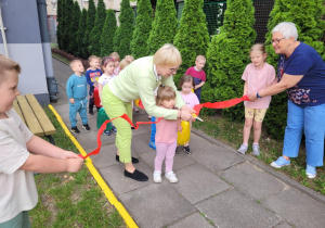 Dzieci z grupy pierwszej przecinają wstęgę