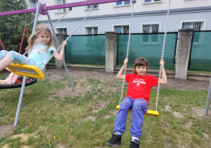 Dziewczynki sa na huśtawkach