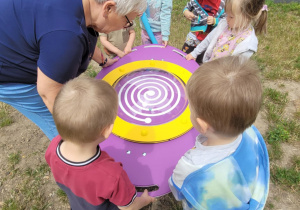 Pani dyrektor z dziećmi gra w grę UFO