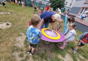Pani dyrektor z dziećmi podczas gry w grę UFO