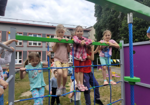 Dzieci na drabince sznurkowej