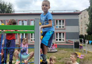 Chłopiec na ściance wspinaczkowej
