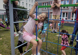 Dziewczynka podciąga się na linie