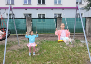 Dziewczynki na huśtawkach krzesełkowych