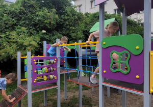 Dzieci na zabawce domek