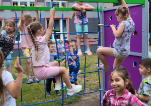 Dzieci wspinają się po drabinkach