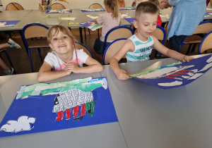 Dzieci siedzą z wykonaną pracą statku na morzu