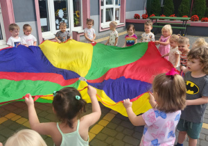 Dzieci stoją z chustą animacyjną