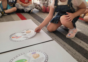 Dziewczynka dokłada ilustrację do samolotu