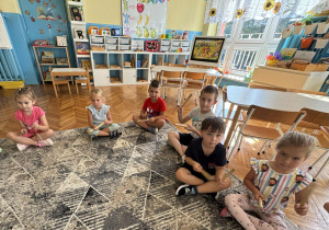 Dzieci grają na drewienkach i trójkątach