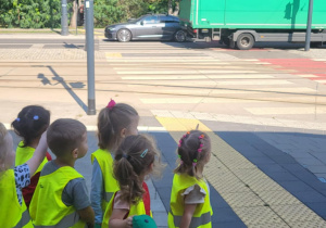 Dzieci obserwują ruch uliczny