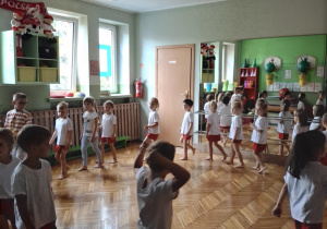 Dzieci maszerują po sali gimnastycznej