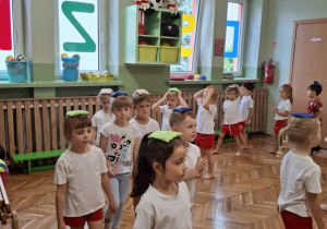 Dzieci maszerują z woreczkiem na głowie