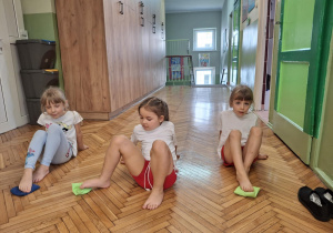 Dzieci stopą przyciągają woreczek do siebie