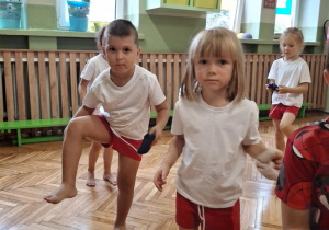 Dzieci trzyamją woreczek w lewej ręce