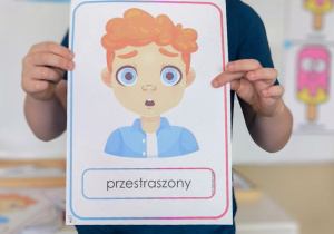 Chłopiec wyraża za pomocą mimiki przestrzaszenie