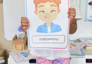 Dziewczynka wyraża za pomocą mimiki rozbawienie