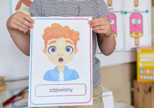 Dziewczynka wyraża za pomocą mimiki zdziwienie