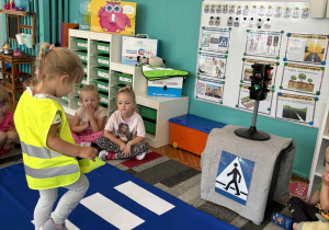 Dziewczynka idzie po pasach