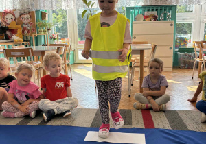 Dziewczynka wchodzi na przejście dla pieszych