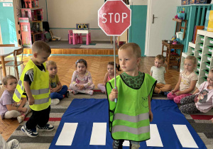 Chłopiec stoi ze znakiem stop