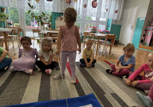 Dziewczynka pokazuje znak drogowy