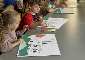 Dzieci malujątło obrazu