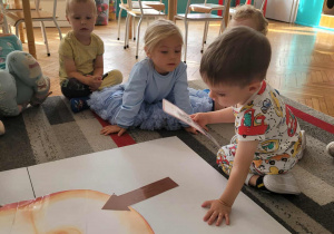 Chłopiec zastanawia się, gdzie przyłożyć napis miąższ do budowy jabłka