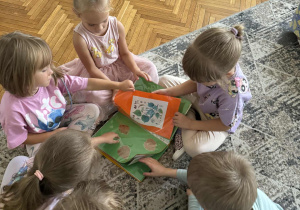 Dzieci oglądają liście w albumie