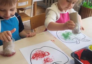 dzieci pykonują pracę plastyczną pt. Owoce