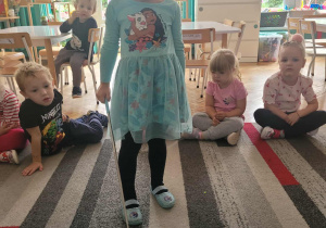 Dziewczynka przdelicza ilość gruszek w zbiorze