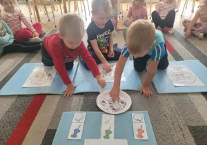 Dzieci wybierają ilustracje owoców i odczytują kod