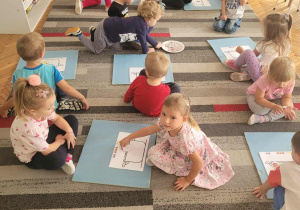 Dzieci w parach udają, że gotują kompot owocowy