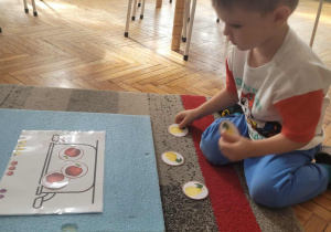 Chłopiec wkłada do garnka tyle owoców ile wskazuje kod
