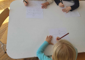 Dzieci kreślą znaki literopodobne