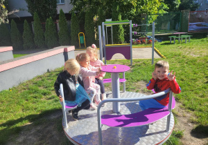 Dzieci siedza na karuzeli
