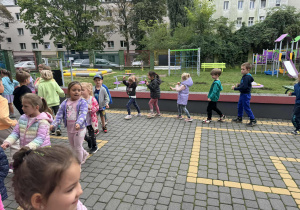 Dzieci udają, że jadą pociągiem