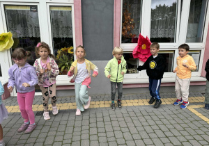 Dzieci maszerują w miejscu