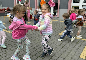 Dziewczynki tańczą w parze