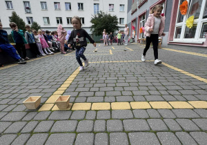 dzieci ścigają się podczas konkurencji