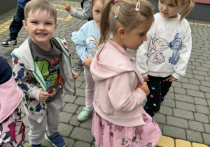 Dzieci w grupie tańczą