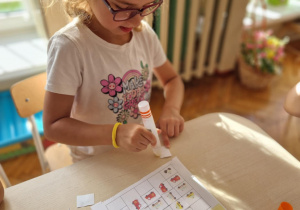 dziecko wykonuje pracę przy stoliku