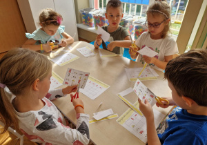 dzieci wykonują prace przy stoliku