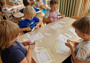 dzieci wykonują prace przy stoliku